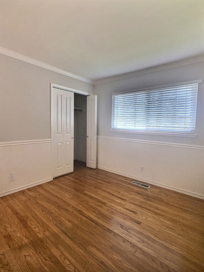 Building Photo - Spacious 4 Bed/ 2 Bath House in the Quiet ...