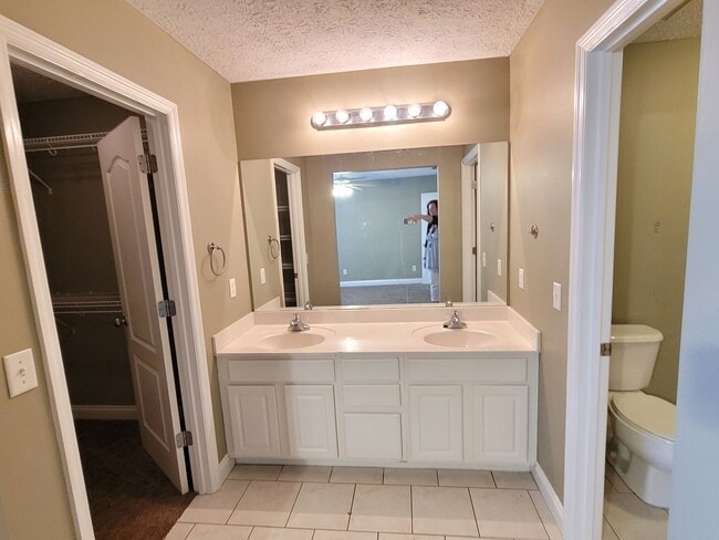 Building Photo - Cherokee Heights - 3 BR|2 BA w/ 2 Car Garage!