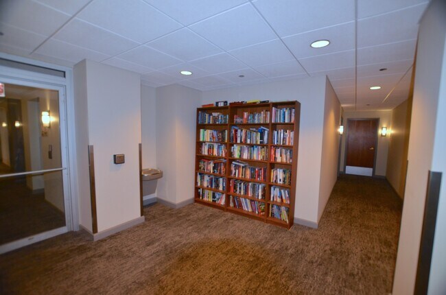 Building Photo - 1235 S Prairie Ave