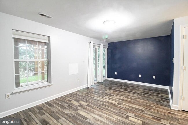 Building Photo - 9261 Ridgefield Cir