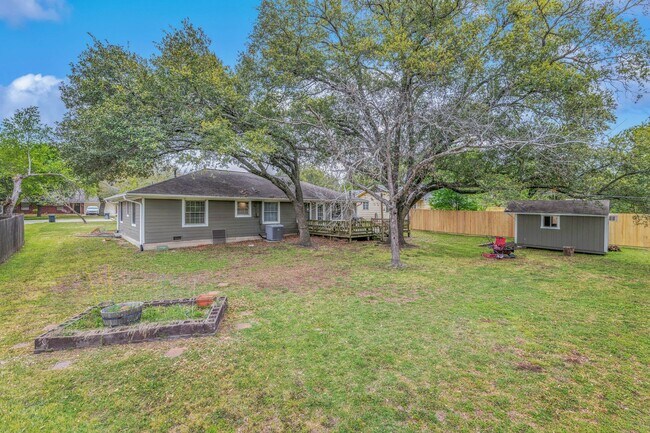 Building Photo - AVAILABLE NOW--- 3 Bed, 1.5 Bath in Eastgate
