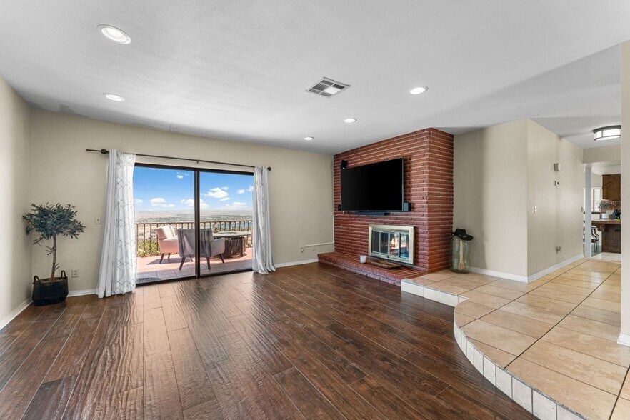 Building Photo - 1055 Lakeview Dr