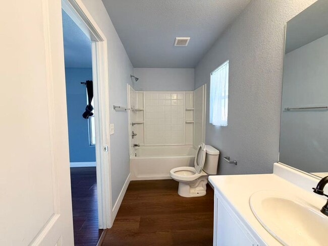 Building Photo - Beautiful 2-story home offering 3 bedrooms, 2.5 bathrooms