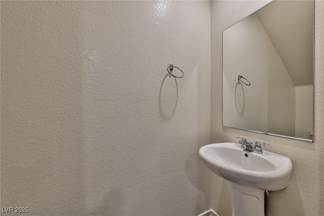 Building Photo - 10913 Heatherford Ave