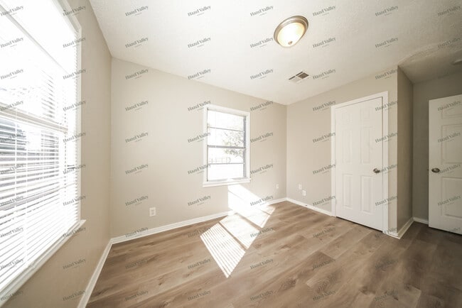 Building Photo - 1517 Oelke Dr