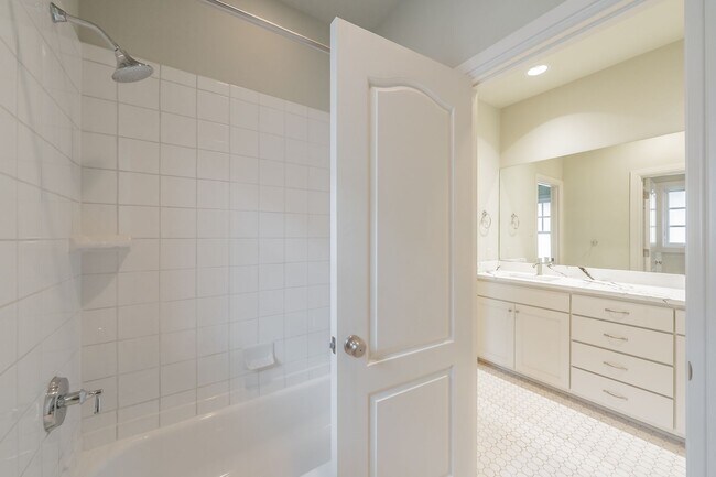 Building Photo - Beautiful Monticello Town Home!!!