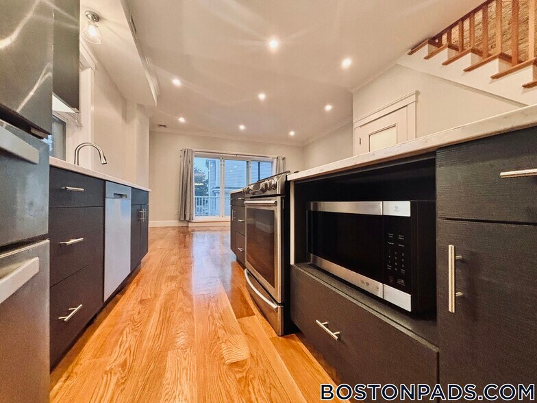 Building Photo - 799 E 4th St