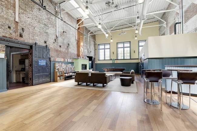 Building Photo - 341 Monmouth St