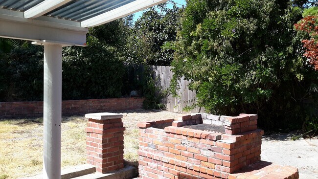 Building Photo - 131 Ramona Dr