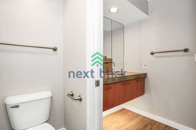 Building Photo - Spacious 2-Bedroom, 1-Bathroom Stylish Hom...