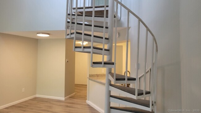 Building Photo - 181 Loomis Dr