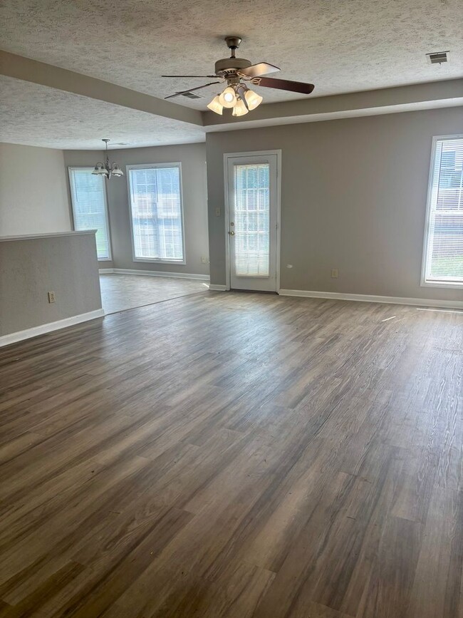Building Photo - Summers best kept secret !