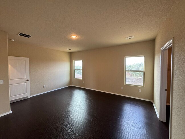 Building Photo - Move-In Special! Spacious 3BR Home with La...