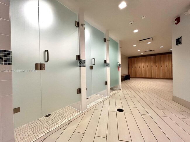 Building Photo - 2500 Parkview Dr