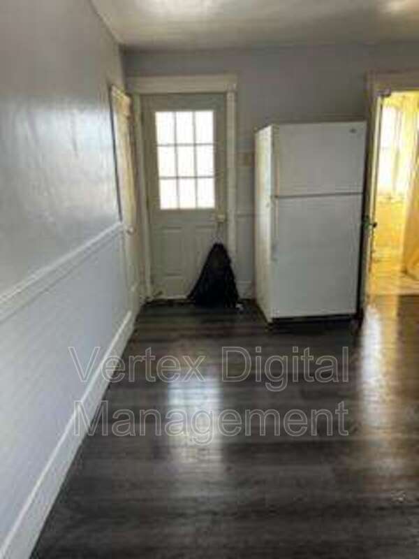 Building Photo - 221 Pine St