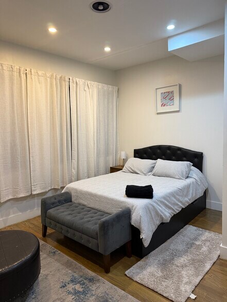 Building Photo - 1893 Pacific St