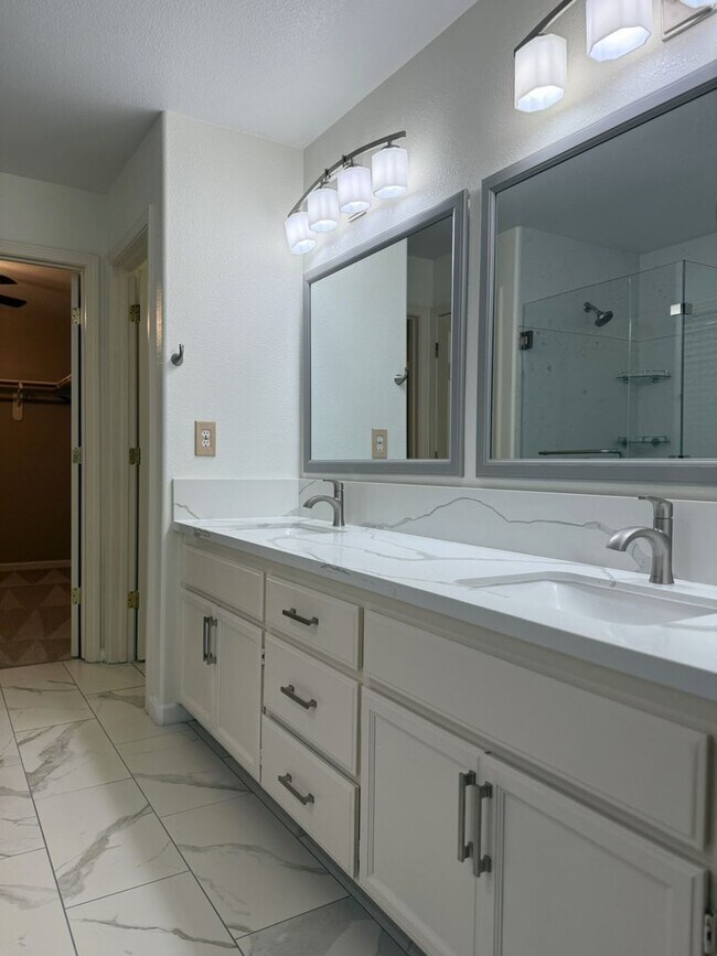 Building Photo - Lovely 5/3 with a desirable downstairs bedroom.