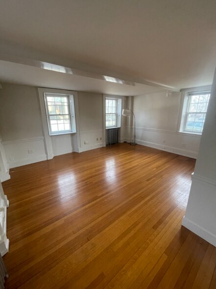 Building Photo - 395 Essex St