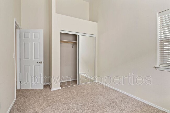 Building Photo - 9284 SW Sweek Dr