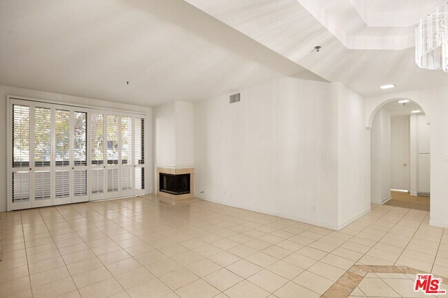 Building Photo - 2122 Century Park Ln