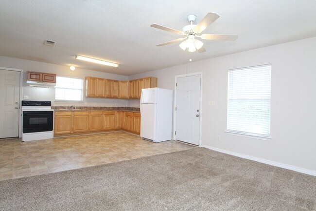 Building Photo - Updated 3BR/1BA Patio Home in Northeast Pe...