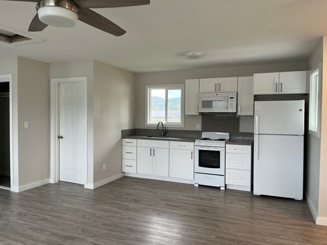 Building Photo - Kaneohe Area - Studio with 1 parking - Avail now!