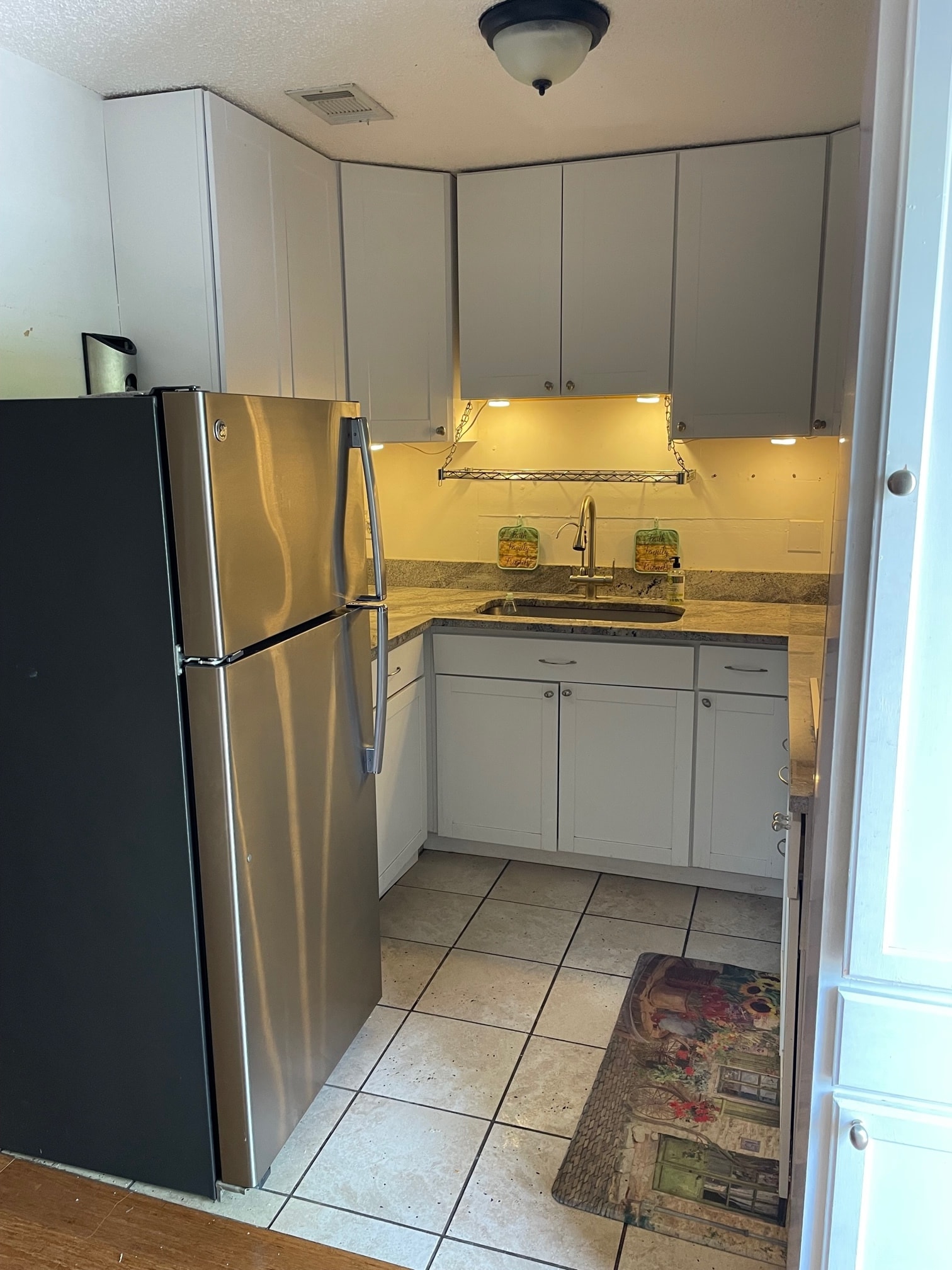 Building Photo - 1015 E Yager Ln