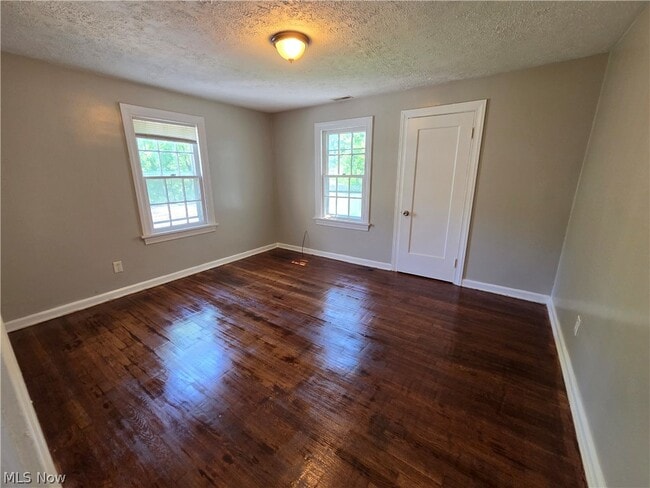Building Photo - 1405 Villa Dr