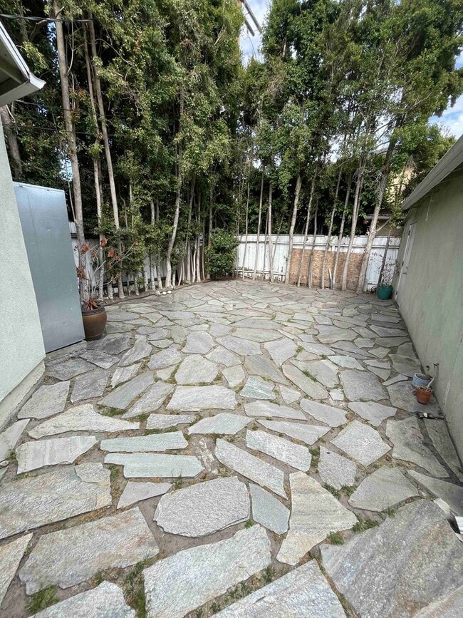 Building Photo - CENTRALLY LOCATED HOME IN BEVERLYWOOD!