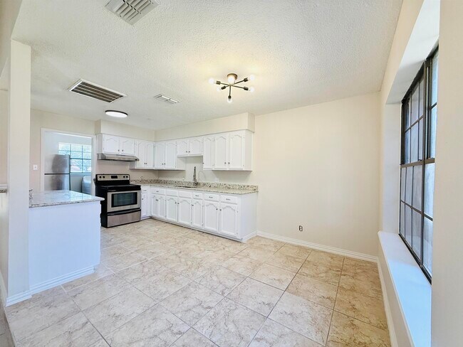 Building Photo - 907 Sandy Ln