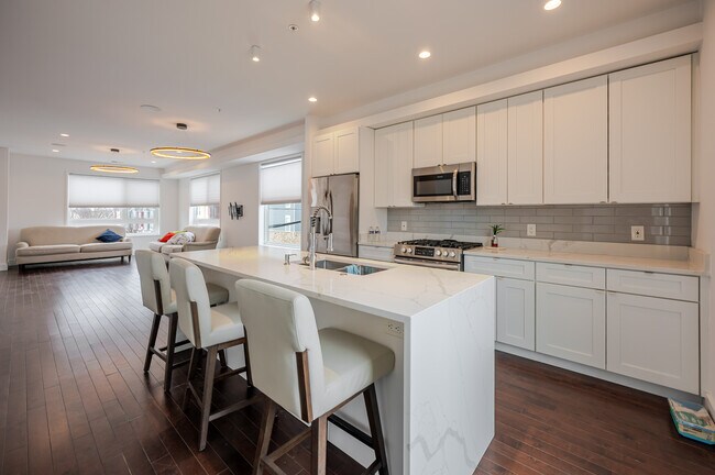 Building Photo - 404 51st St SE