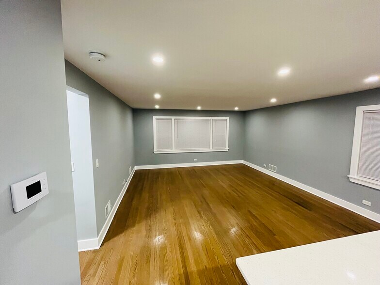 Building Photo - 8212 Kilpatrick Ave