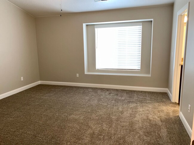 Building Photo - Spacious 3-Bedroom Townhome in Black Hawk ...