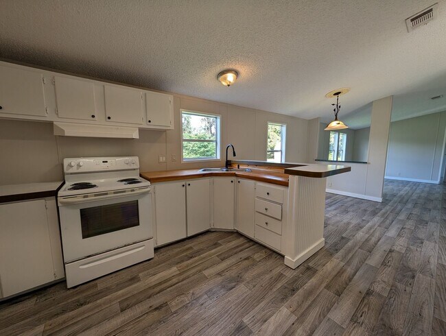 Building Photo - 4 BED 2 BATH,  3 ACRES,  FENCED PADDOCK