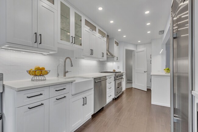 Building Photo - 42 Tanglewylde Ave