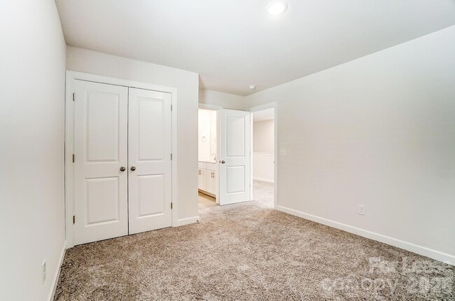 Building Photo - 3026 Lisburn St