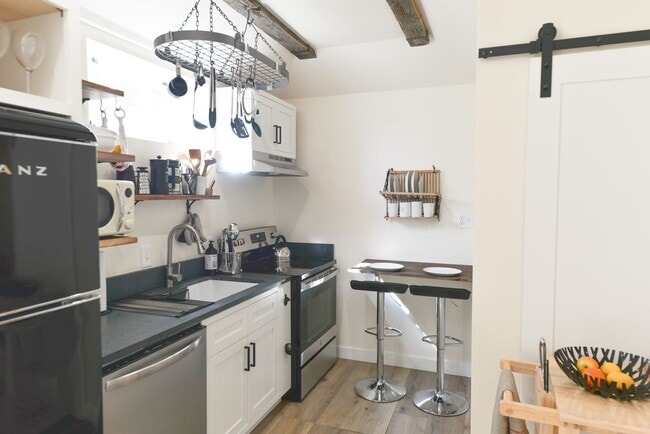 Building Photo - Great Location, Furnished One Bedroom Apartment, ALL utilities included!