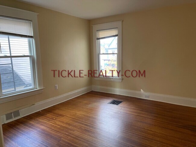 Building Photo - 37-37 Wellesley St