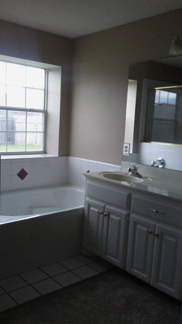 Building Photo - Very nice 3 bedroom home with an office in...