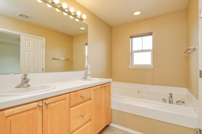 Building Photo - Spectacular 3 Bedroom, 3.5 Bathroom Townhome in Scenic Arbor Station.