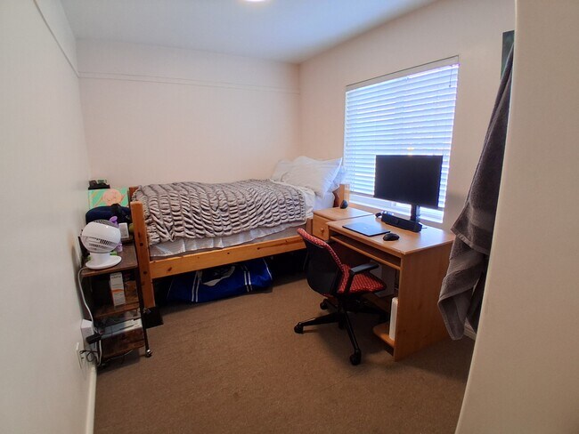 Building Photo - 652 E 700 N