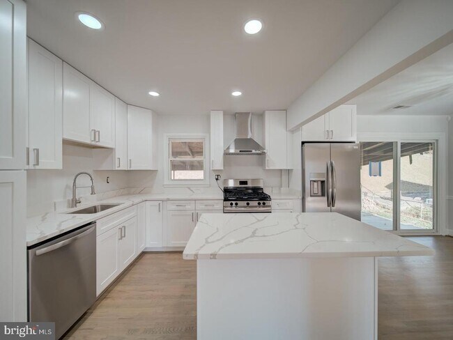 Building Photo - 2303 W Longview Dr