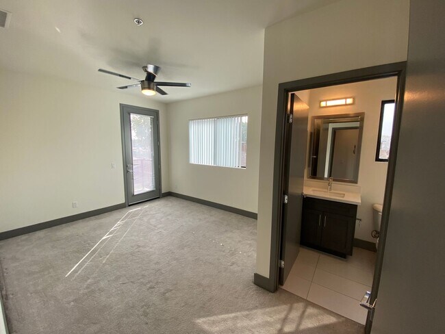 Building Photo - NEWER  SMART HOUSE 4BD*4BA*TOWNHOME*HWFLS*WASHER/DRYER IN UNIT* YARD*BALCONY*STAINLESS APPLIANCES...