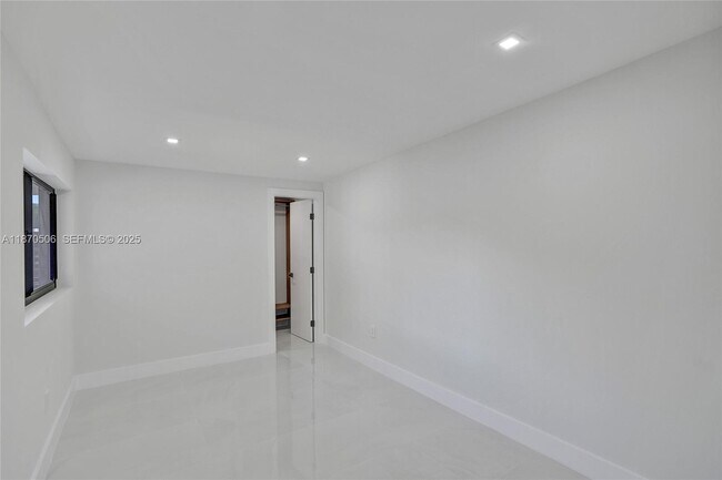 Building Photo - 1931 NE 186th Dr