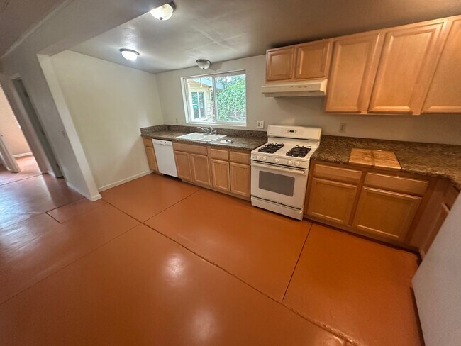 Building Photo - 2 BR w/ Bonus Room/Office
