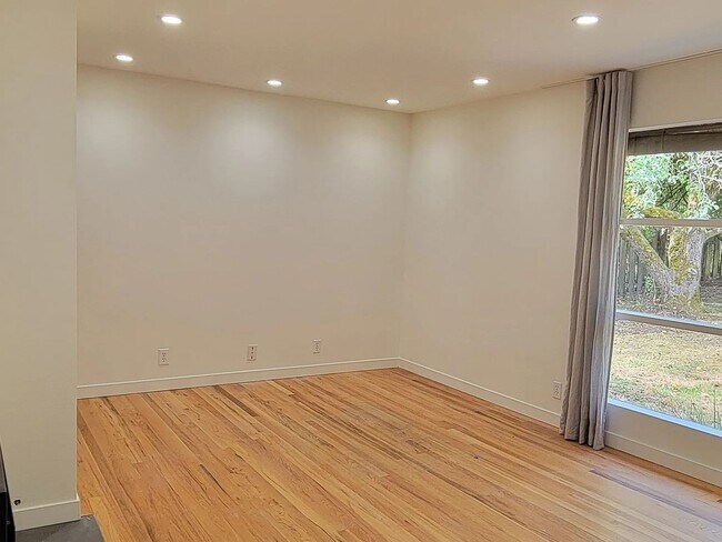 Building Photo - Updated 3-Bedroom Home with Spacious Yard in Broadview/Bitter Lake