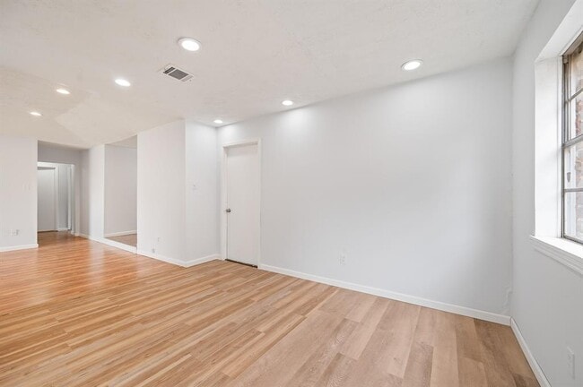 Building Photo - 13910 New Village Ln