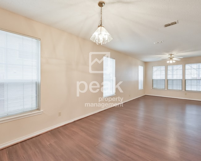 Building Photo - $2000! 3Bed/2.5Bath home in west Fort Worth!  Apply by 9/8 for Labor Day Savings! See description!