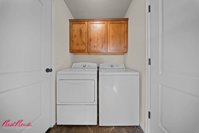 Building Photo - Adorable 3 Bedroom End Unit Townhome!