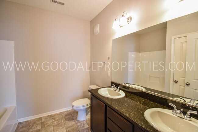 Building Photo - 2 Bedroom 2.5 Bath end unit Townhome in West Des Moines with attached garage